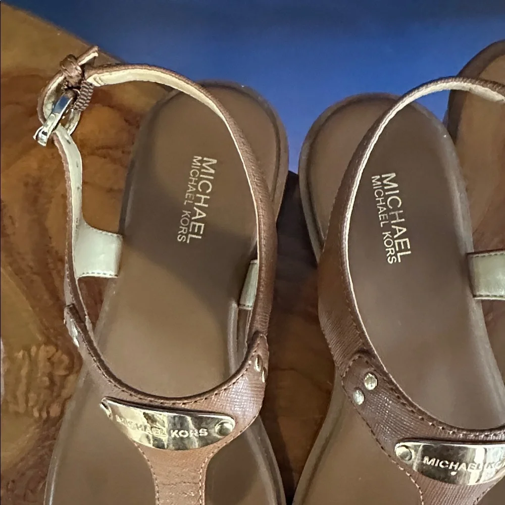 Women’s Michael Kors Brown Leather Plate Thong Sandals Size 6